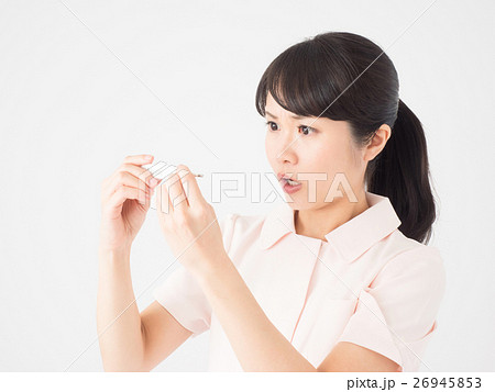 体温計を見て驚く看護師の女性 体温計を見て驚く看護師の女性 26945853