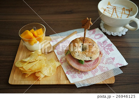 ベーグル、パンのある食卓 26946125