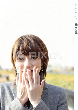 口に手を当てる女性の写真素材
