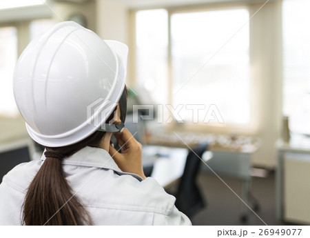 作業着の女性 26949077