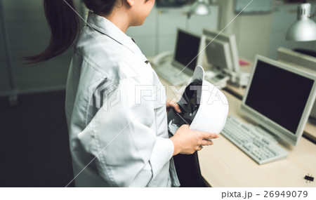 作業着の女性 26949079