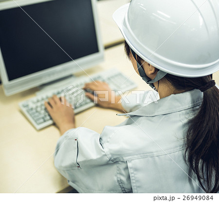 作業着の女性 26949084