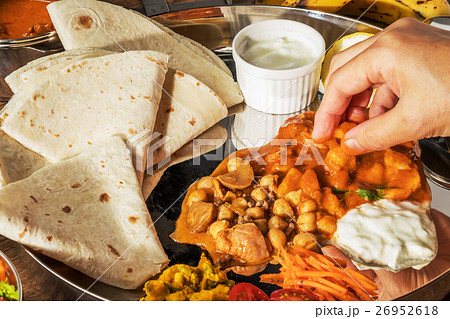 典型的なインドカレー　 chapati and curry lunch 26952618