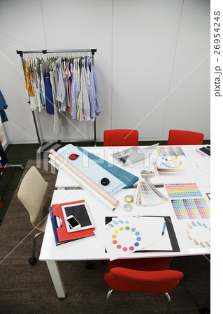 アパレル デザイン ビジネス 会議 打ち合わせ ファッション オフィス デザイナー ミーティングの写真素材