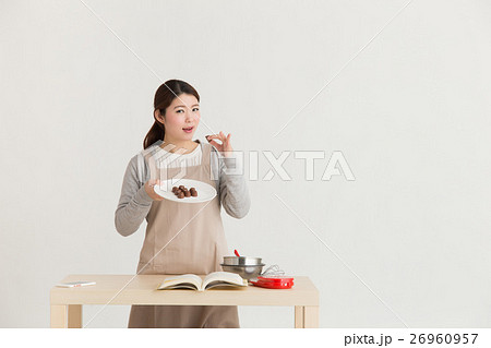 チョコレートを作る女性・白バック 26960957