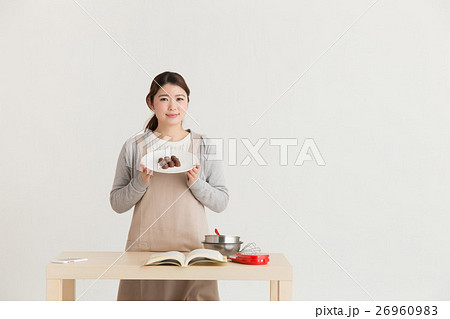 チョコレートを作る女性・白バック 26960983