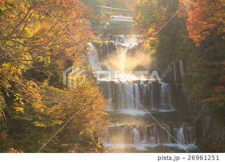 富士急行と紅葉の田原の滝 富士急行と紅葉の田原の滝 26961251