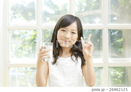 女の子 水分補給 ピース 女の子 水分補給 ピース 26962125