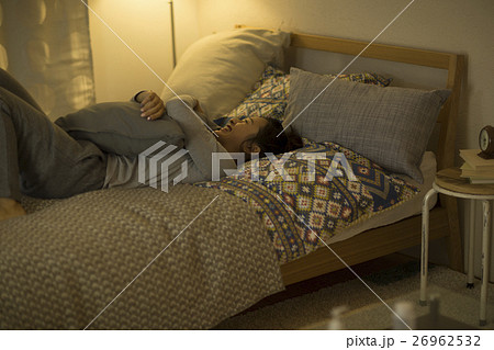 ベッドに寝転ぶ女性 26962532