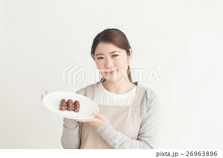 チョコレートを作る女性・白バック チョコレートを作る女性・白バック 26963896
