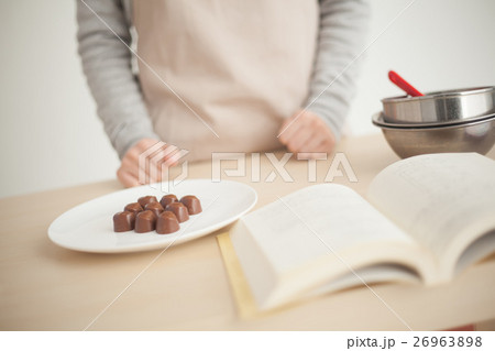 チョコレートを作る女性・白バック 26963898