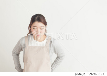 エプロン姿の女性・白バック 26963924