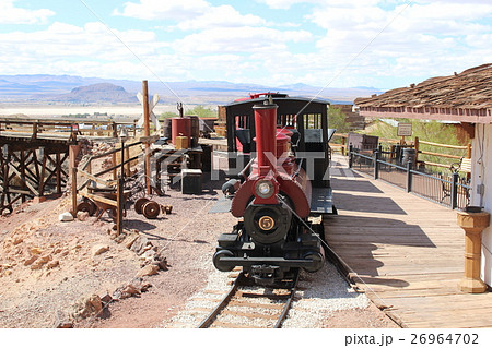 廃坑跡のゴーストタウンを走る蒸気機関車　アメリカ 26964702