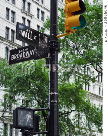 ニューヨーク / ブロードウェイ・ウォール街交差点 26966646