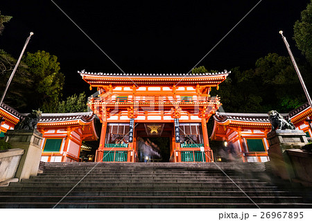 京都 夜の八坂神社の写真素材