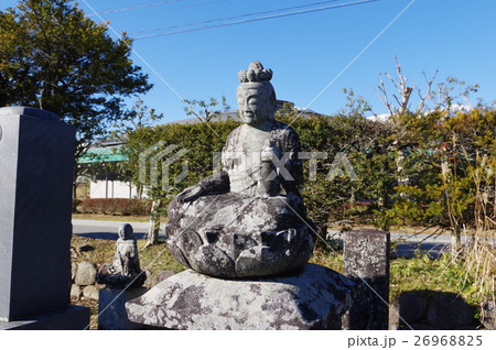 信州の文化財 名工 守屋貞治の石仏 十一面観世音菩薩像 左俯瞰横（駒ヶ根市北ノ原墓地）の写真素材 [26968825] - PIXTA