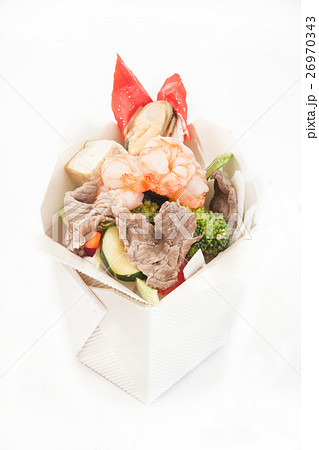 Noodle in take away box. 26970343