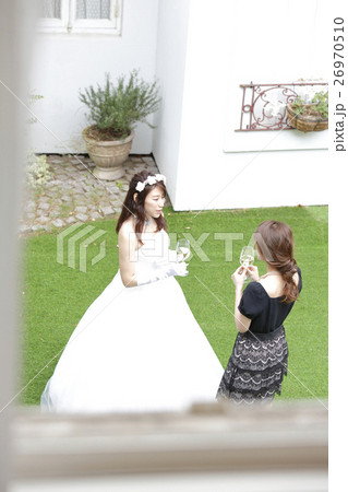 ウェディングドレスを着た若い女性 結婚式 披露宴 ウェディングドレスを着た若い女性 結婚式 披露宴 26970510