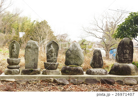 信州の文化財　塩木休み堂の石仏群　古道・光前寺道のひとつにある（長野県駒ケ根市塩木） 26971407