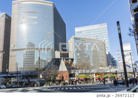 混雑する西銀座宝くじ売り場 混雑する西銀座宝くじ売り場 26972117