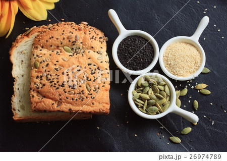 Whole wheat bread and sesame 26974789