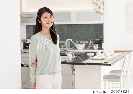 キッチンでリラックスする女性 キッチンでリラックスする女性 26978822