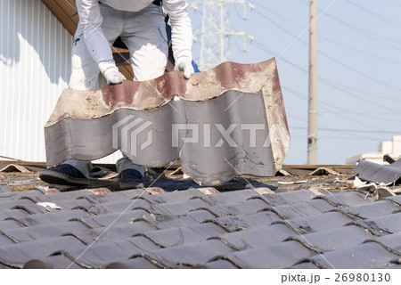 屋根工事 瓦の葺き替え　古い瓦を剥がす 26980130