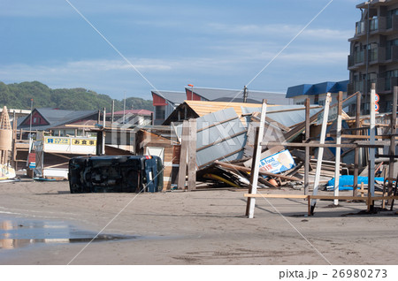 台風による強風で横転した海岸にある自動車と崩壊した海の家 2 26980273