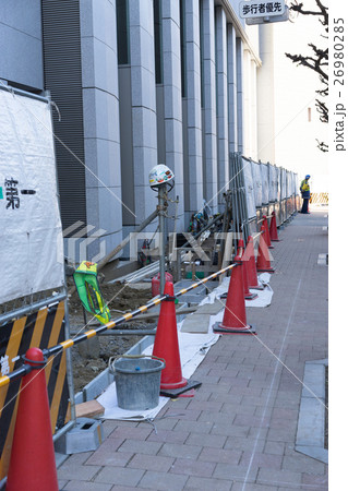工事現場のフェンスとカラーコーン 2 26980285