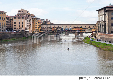 Ponte Vecchio over Arno River in autmun evening Ponte Vecchio over Arno River in autmun evening 26983132