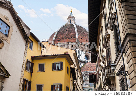 dome of Cathedral over houses in Florence 26983287