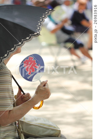 祭りを楽しむひと（縦） 26983916