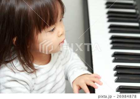 ピアノを弾く幼児(2歳児) 26984878