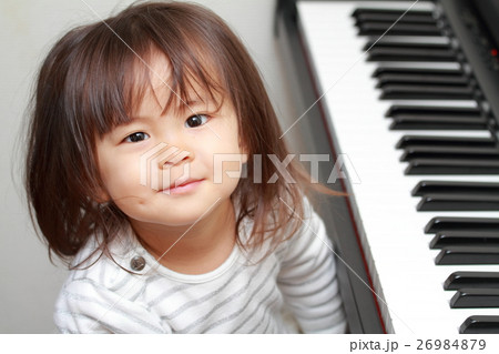 ピアノを弾く幼児(2歳児) 26984879