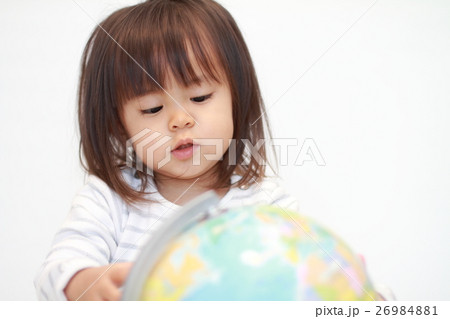 地球儀と幼児(2歳児) 26984881