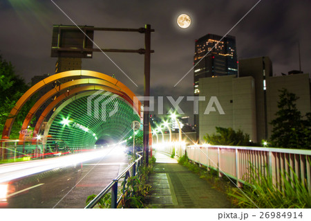 スーパームーンと東京の乃木坂トンネルの写真素材