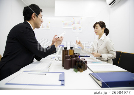ビジネス　会議　バイオ　商品開発　サイエンス　科学　化学　打ち合わせ　医療　オフィス　研究開発 26984977