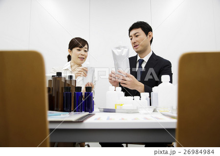 ビジネス　会議　バイオ　商品開発　サイエンス　科学　化学　打ち合わせ　医療　オフィス　研究開発 26984984