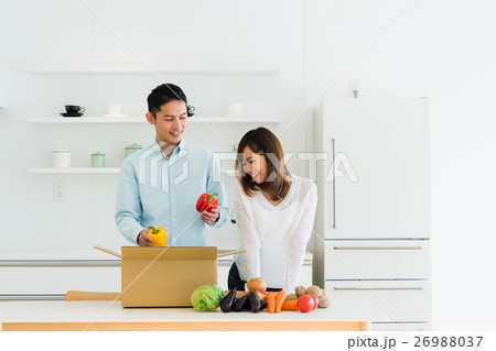 若い夫婦（野菜） 26988037