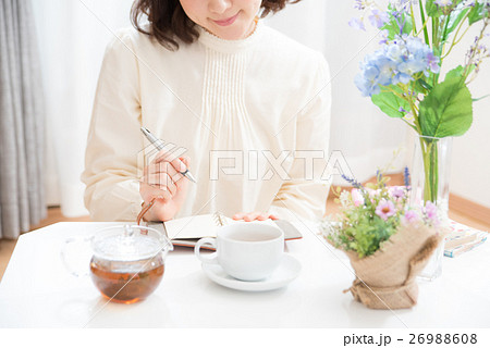 部屋 くつろぐ 女性 部屋 くつろぐ 女性 26988608