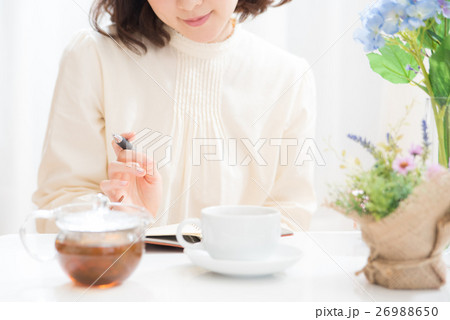 部屋 くつろぐ 女性 部屋 くつろぐ 女性 26988650