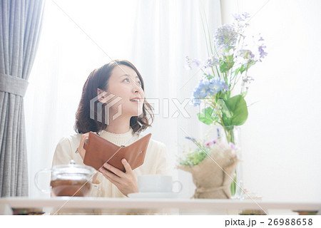 部屋 くつろぐ 女性 部屋 くつろぐ 女性 26988658