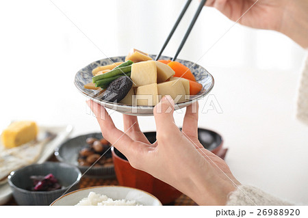 タケノコの煮物を食べる女性 タケノコの煮物を食べる女性 26988920