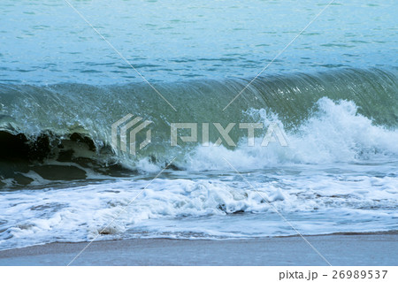 Sea waves, intensity in monsoon season. 26989537