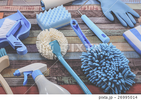 たくさんの掃除道具 木目調テーブル たくさんの掃除道具 木目調テーブル 26995014