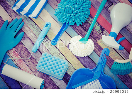 たくさんの掃除道具 木目調テーブル たくさんの掃除道具 木目調テーブル 26995015