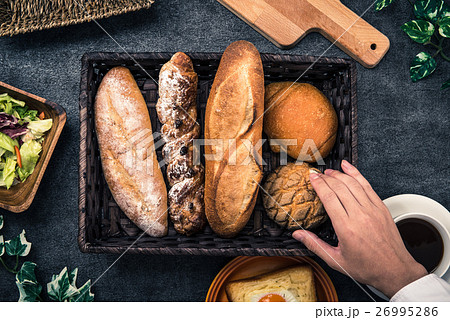 朝食 コーヒーとパン サラダ 26995286