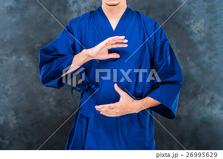 和服の男性 思考と集中 26995629
