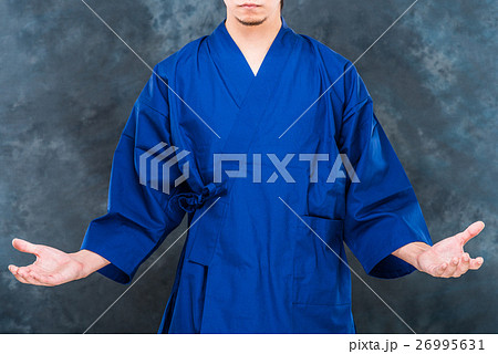 和服の男性 思考と集中 26995631
