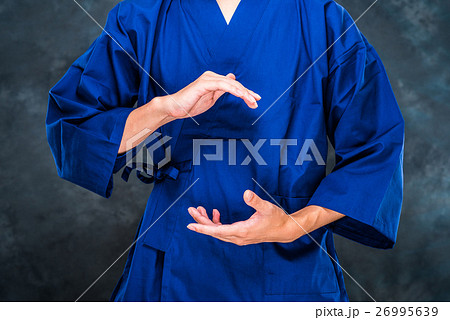 和服の男性 思考と集中 26995639